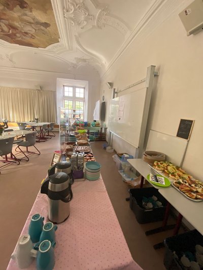 Kuchenbuffet und Kaffeekannen