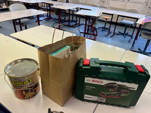 Werkzeug und Materialien auf Tisch