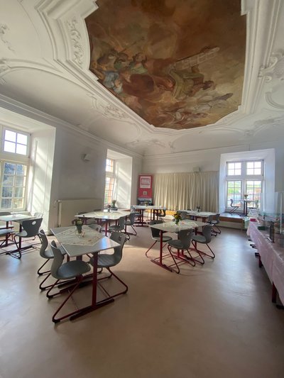 Tischgruppen im Caféraum