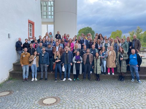 Gruppenfoto im Schlosshof