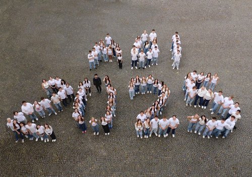 Sicht von oben auf die Schüler:innen, die sich in Formation zum Schriftzug ABI 2025 aufgestellt haben